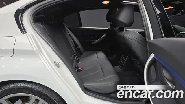 BMW 3 Series 2018 — ფოტო 26/31