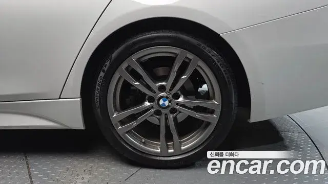 BMW 3 Series 2018 — ფოტო 15/31