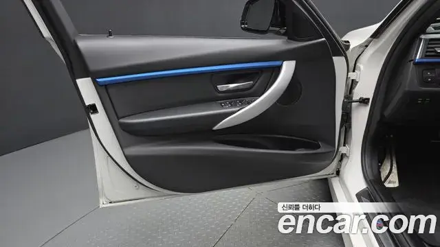 BMW 3 Series 2018 — ფოტო 14/31