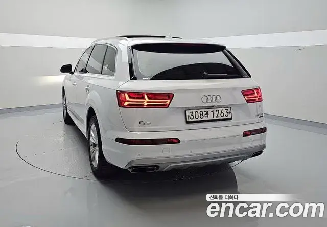 Audi Q7 2019 — Photo 6/18