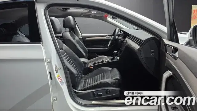 Volkswagen Passat GT 2021 — ფოტო 8/30