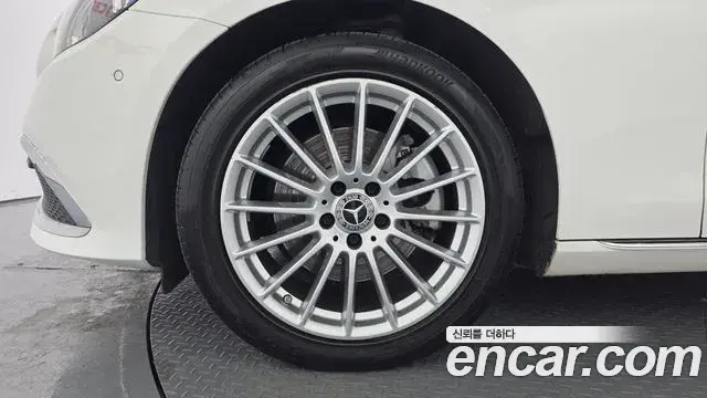 Mercedes-Benz E-Class 2022 — Şəkil 19/20
