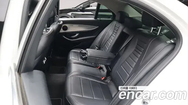 Mercedes-Benz E-Class 2019 — Photo 1/20