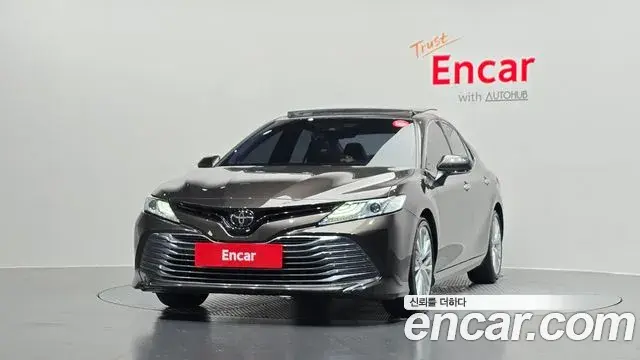 Toyota Camry 2019 — Şəkil 28/31