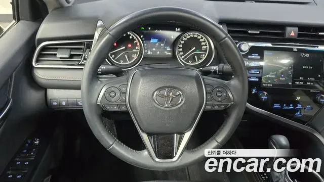 Toyota Camry 2019 — Şəkil 13/31
