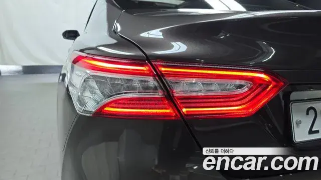 Toyota Camry 2019 — Şəkil 16/31