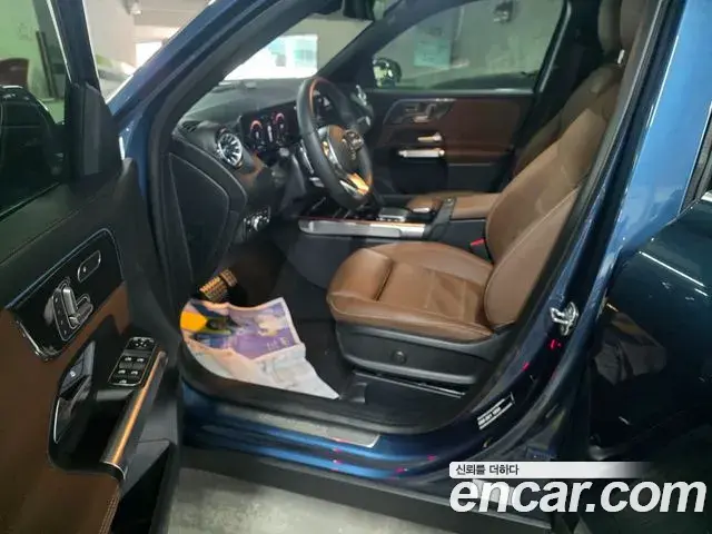 Mercedes-Benz GLB-Class 2023 — Photo 8/19