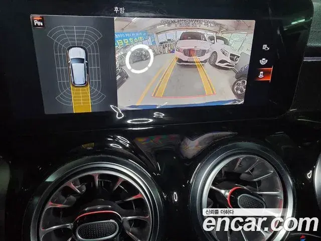 Mercedes-Benz GLB-Class 2023 — Photo 15/19