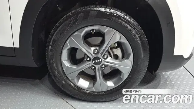 Kia Seltos 2023 — ფოტო 14/30