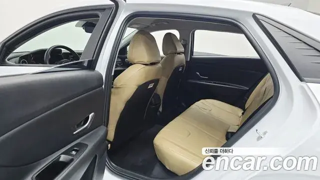 Hyundai The New Avante Hybrid 2021 — Photo 18/31