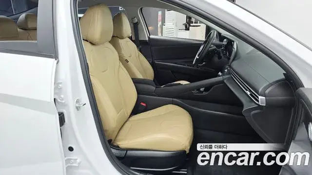 Hyundai The New Avante Hybrid 2021 — Photo 21/31