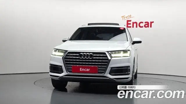 Audi Q7 2019 — Şəkil 32/34