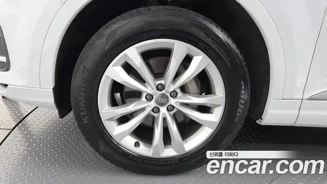 Audi Q7 2019 — Şəkil 16/34