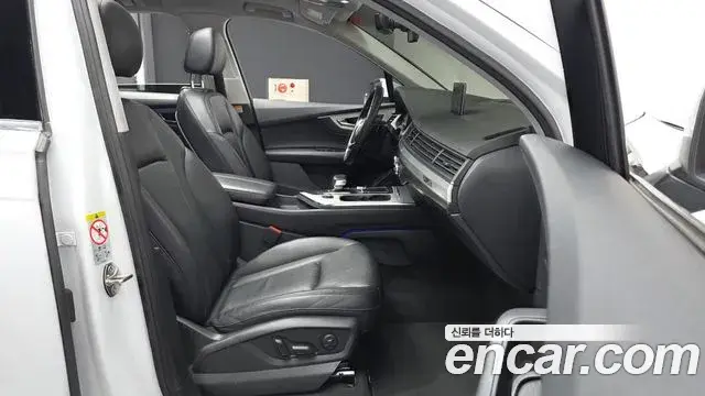 Audi Q7 2019 — Şəkil 33/34