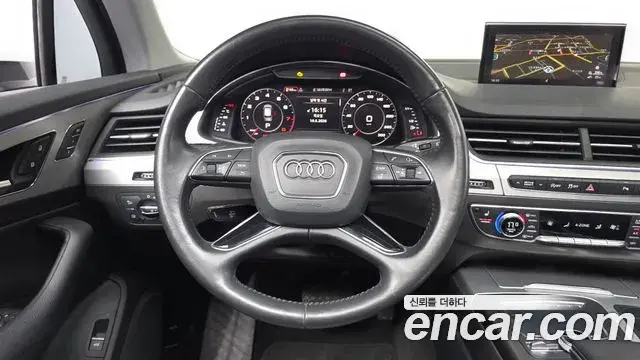 Audi Q7 2019 — Şəkil 23/34