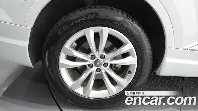 Audi Q7 2019 — Şəkil 30/34