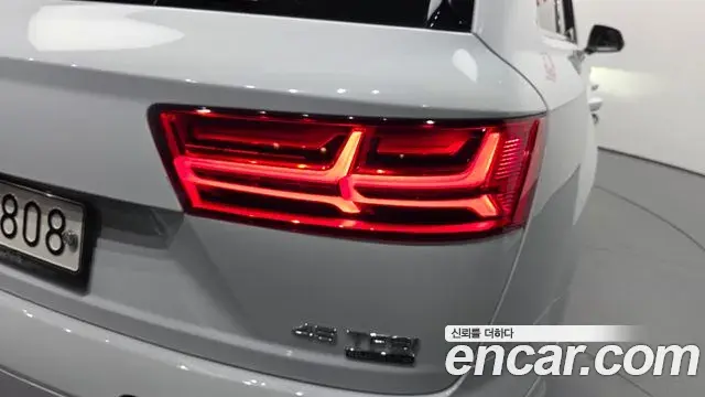 Audi Q7 2019 — Şəkil 11/34