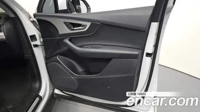 Audi Q7 2019 — Şəkil 28/34