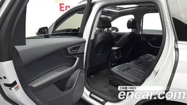 Audi Q7 2019 — Şəkil 26/34