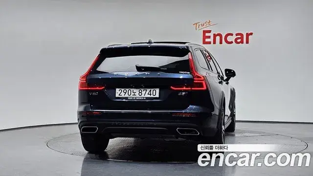 Volvo V60 Cross Country 2021 — Photo 11/20