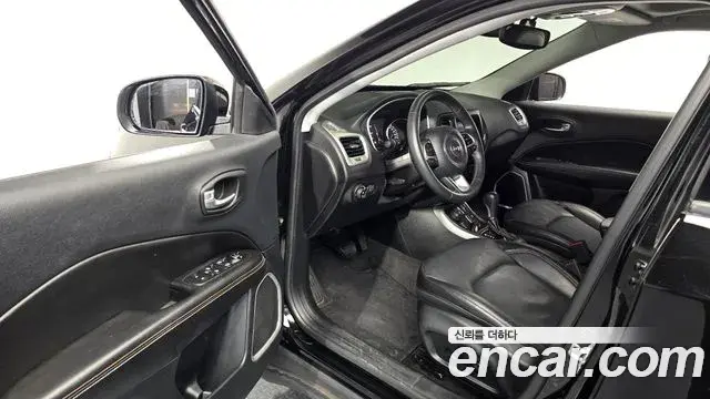 Jeep Compass 2018 — ფოტო 13/30