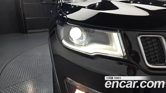 Jeep Compass 2018 — ფოტო 25/30