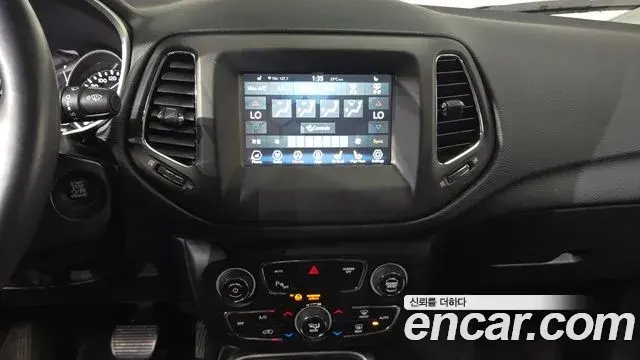Jeep Compass 2018 — ფოტო 20/30