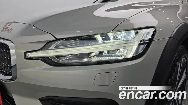 Volvo V60 Cross Country 2020 — ფოტო 15/38