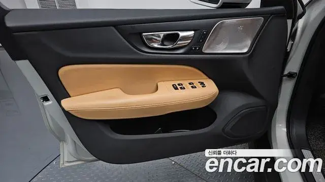 Volvo V60 Cross Country 2020 — ფოტო 17/38