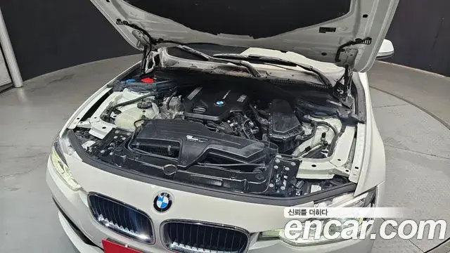 BMW 3 Series 2018 — Photo 21/30