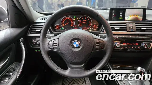 BMW 3 Series 2018 — Photo 9/30