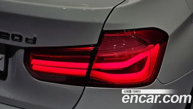 BMW 3 Series 2018 — Photo 12/30