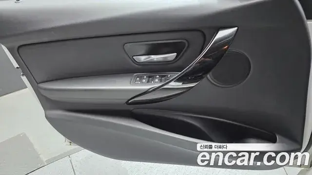 BMW 3 Series 2018 — Photo 18/30