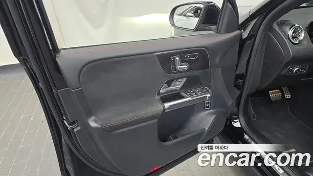 Mercedes-Benz GLB-Class 2021 — Photo 23/30