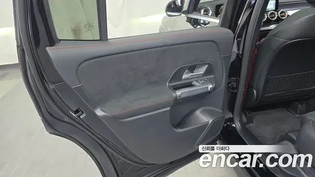 Mercedes-Benz GLB-Class 2021 — Photo 13/30