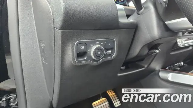 Mercedes-Benz GLB-Class 2021 — Photo 27/30