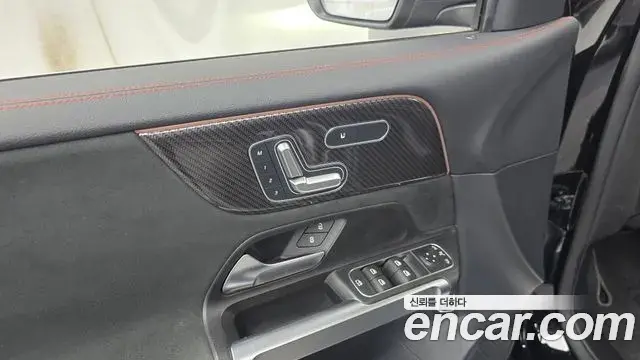 Mercedes-Benz GLB-Class 2021 — Photo 25/30