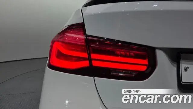 BMW 3 Series 2018 — Şəkil 25/33
