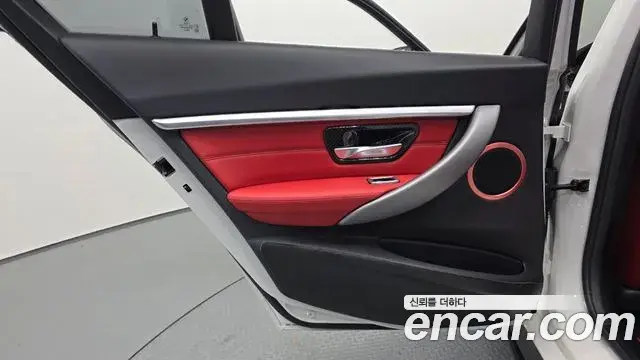BMW 3 Series 2018 — Şəkil 21/33