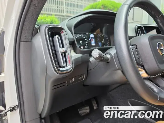 Volvo XC40 2021 — Şəkil 12/17