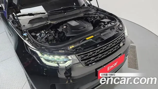 Land Rover Discovery 5 2018 — Photo 8/20