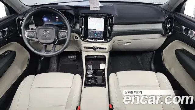 Volvo XC40 2025 — ფოტო 26/30