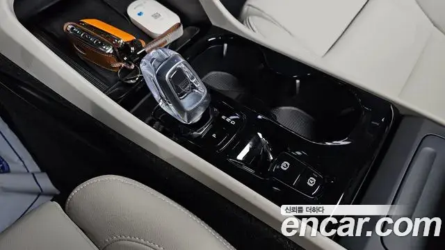 Volvo XC40 2025 — ფოტო 27/30