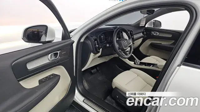 Volvo XC40 2025 — ფოტო 19/30
