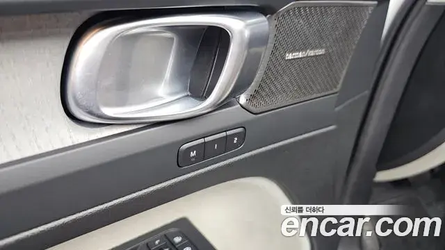 Volvo XC40 2025 — ფოტო 18/30