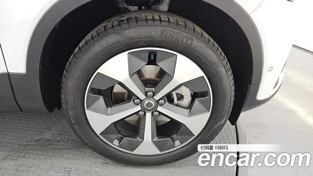 Volvo XC40 2025 — ფოტო 23/30