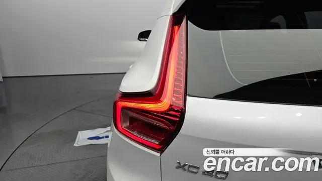 Volvo XC40 2025 — ფოტო 20/30