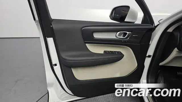 Volvo XC40 2025 — ფოტო 24/30