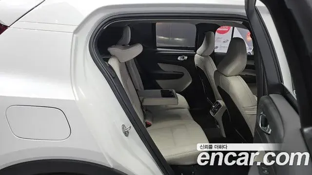 Volvo XC40 2025 — ფოტო 2/30