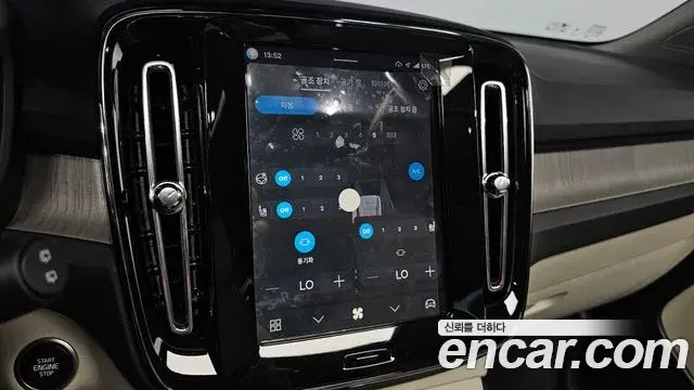 Volvo XC40 2025 — ფოტო 4/30